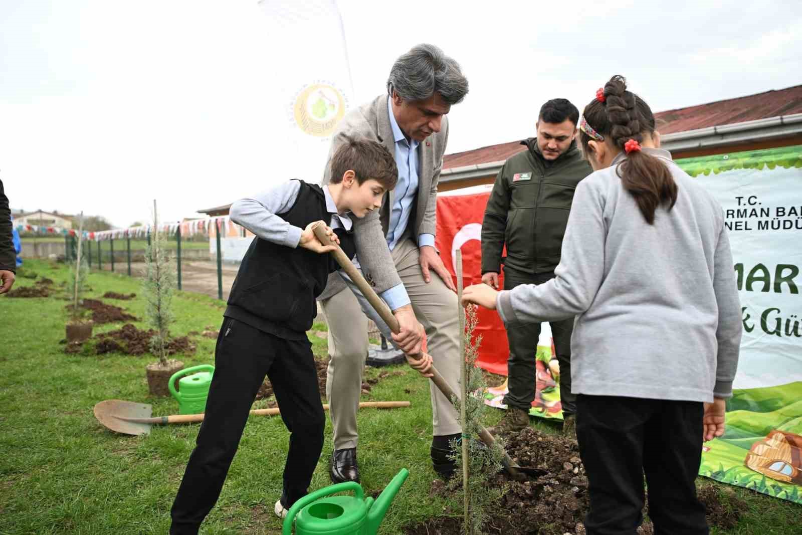 İlkokul öğrencileri fidan dikti