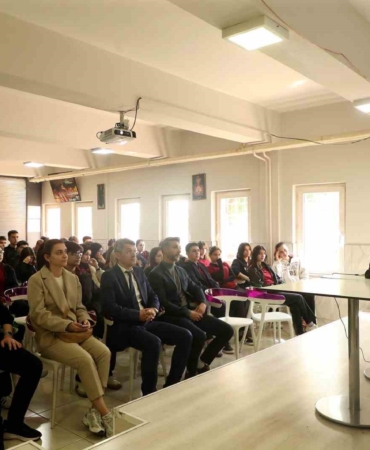 Mehmet Akif Ersoy’un bayrak aşkı ve inancı lise öğrencilerine anlatıldı