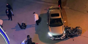 Sakarya’da otomobile çarpan motosikletteki 2 kişi yaralandı
