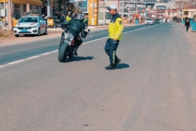 Motosikleti personelin üzerine sürdü