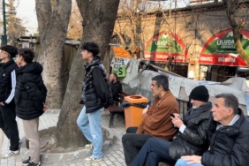 Kepçeyi binanın tepesinde gören, iftar saatini burada bekliyor