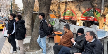 Kepçeyi binanın tepesinde gören, iftar saatini burada bekliyor