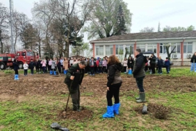 Edirne’de öğrencilere fidan dikme eğitimi verildi