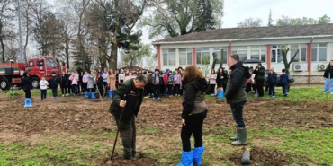 Edirne’de öğrencilere fidan dikme eğitimi verildi
