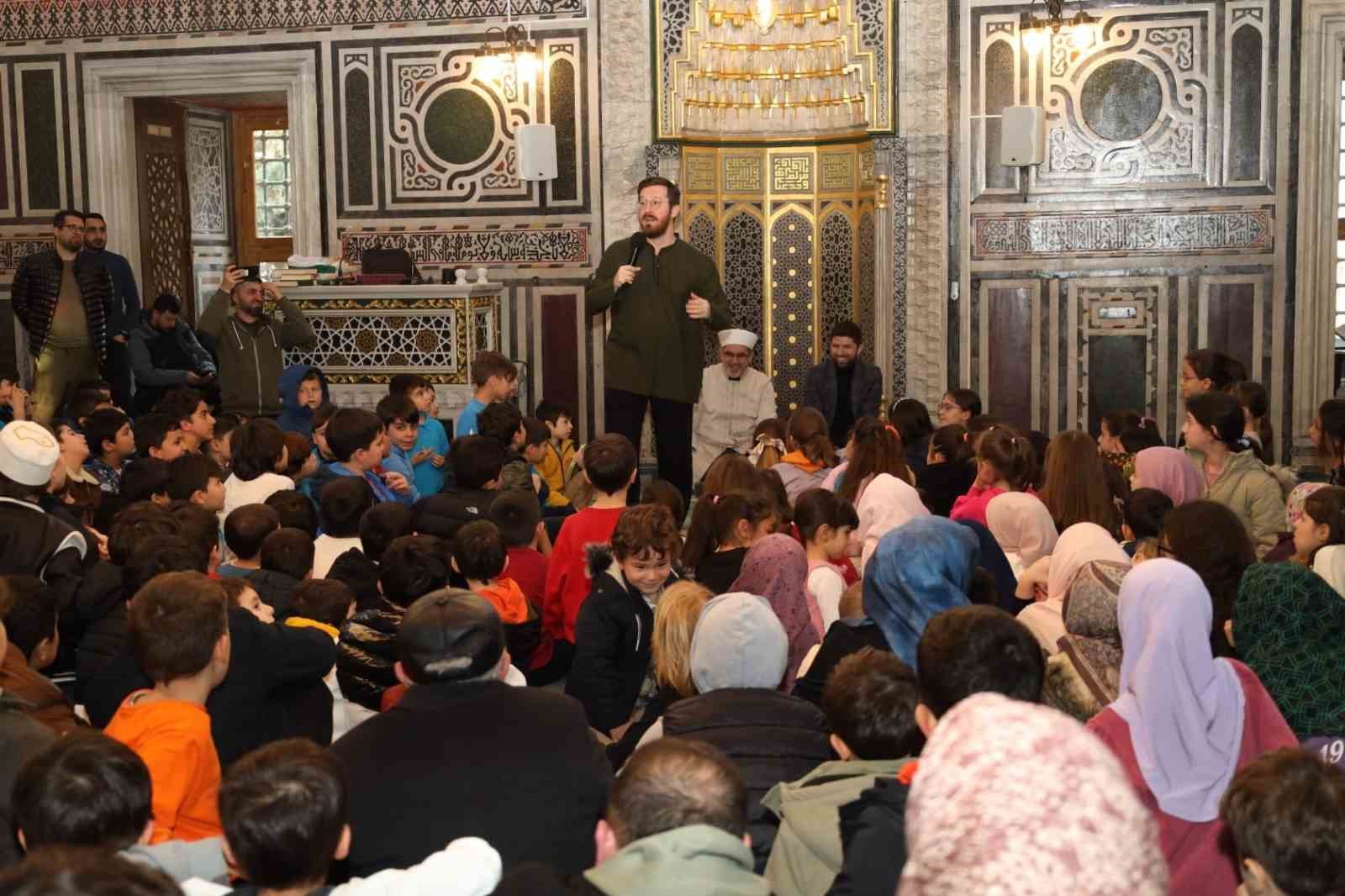 Çocuklar babalarıyla ilk safta durdu, cami adabı ve ibadetin önemini öğrendi