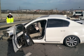 Sakarya’da bariyer otomobilin içine girdi