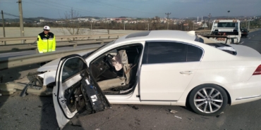 Sakarya’da bariyer otomobilin içine girdi