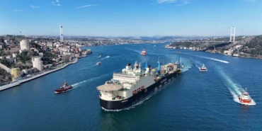Dev Boru döşeme gemisi ‘Castorone’ İstanbul Boğazı’ndan geçti