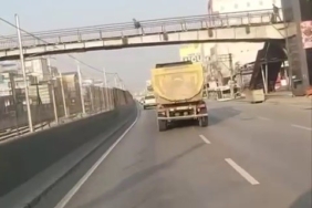 Trafiği hiçe sayan kamyon dakikalarca makas attı