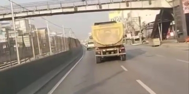 Trafiği hiçe sayan kamyon dakikalarca makas attı