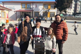 İlkokul öğrencisi okulda davul çaldı, maniler söyledi