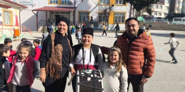 İlkokul öğrencisi okulda davul çaldı, maniler söyledi