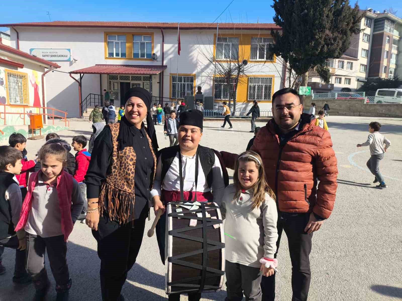 İlkokul öğrencisi okulda davul çaldı, maniler söyledi