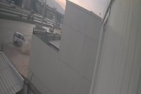 Kontrolden çıkan otomobil tırın altına girdi: 1 yaralı