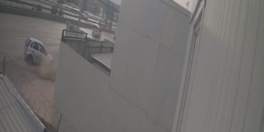 Kontrolden çıkan otomobil tırın altına girdi: 1 yaralı