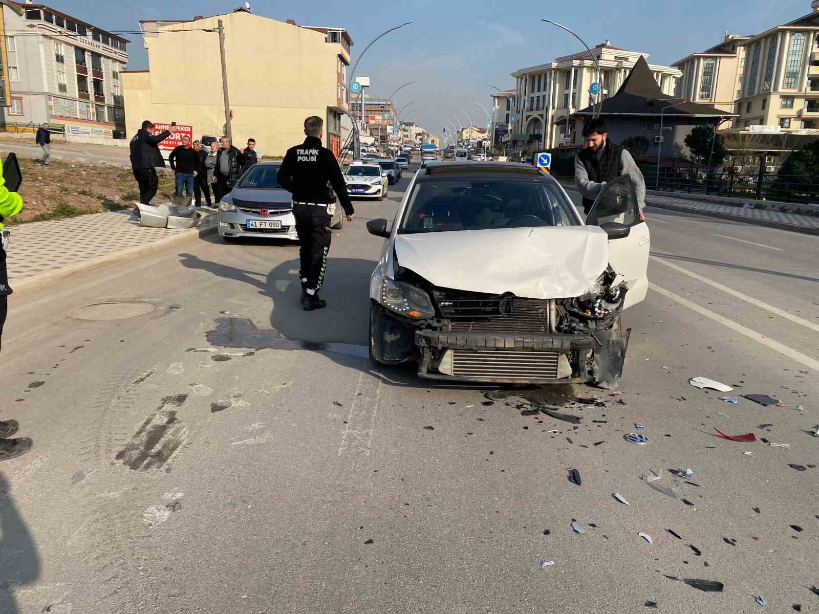 Kocaeli’de 2 otomobil çarpıştı: 1 yaralı