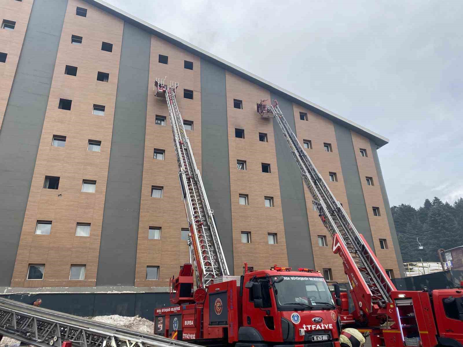 Uludağ’daki Kervansaray Otel yangınında 3 kişi dumandan etkilendi