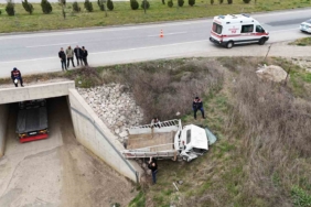 Çanakkale’de çalıntı kamyonetle şarampole uçtu; feci şekilde can verdi