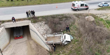 Çanakkale’de çalıntı kamyonetle şarampole uçtu; feci şekilde can verdi