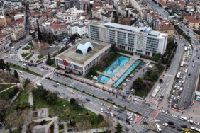 Saraçhane’deki İBB binası önünde yaşanan hareketlilik havadan görüntülendi