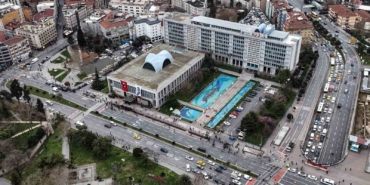 Saraçhane’deki İBB binası önünde yaşanan hareketlilik havadan görüntülendi