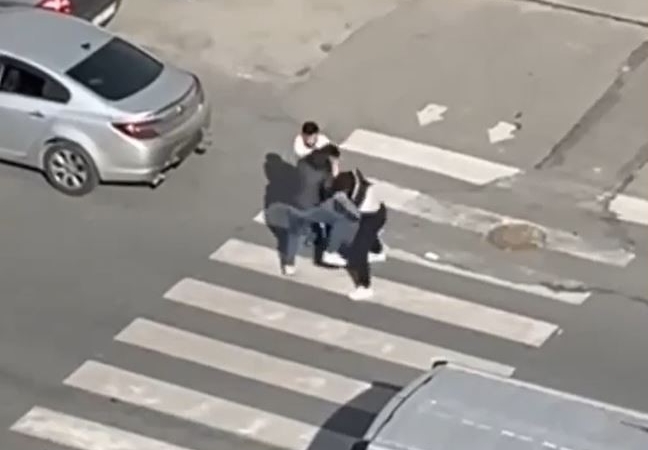 Trafikte kavga etti, ardından arabayla çarpıp kaçtı