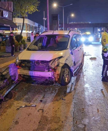 Bursa’da 4 aracın karıştığı kazada 3 kişi yaralandı