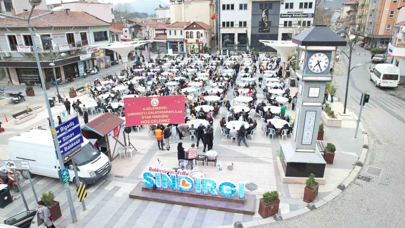 Galatasaraylı taraftarlardan geleneksel iftar organizasyonu