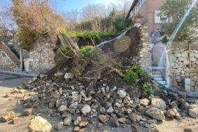 Sit alanında istinat duvarı çöktü: 2 katlı bina tahliye edildi