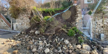 Sit alanında istinat duvarı çöktü: 2 katlı bina tahliye edildi