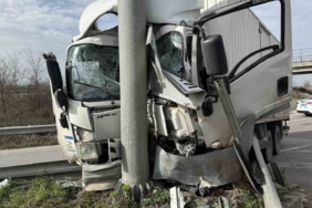 D-650’de korkutan kaza, kamyonet yön tabelasına ok gibi saplandı: 1’i ağır, 2 yaralı