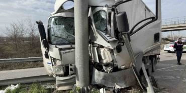 D-650’de korkutan kaza, kamyonet yön tabelasına ok gibi saplandı: 1’i ağır, 2 yaralı