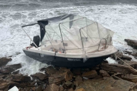 Fırtına Erdek’te limanda bağlı tekneyi Biga’ya sürükledi