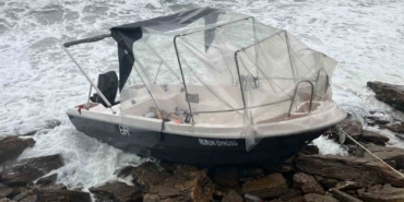 Fırtına Erdek’te limanda bağlı tekneyi Biga’ya sürükledi