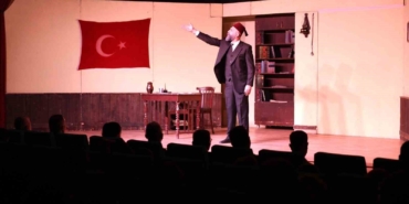 ‘Şair, Şiir, Şuur’ oyunu tiyatroseverler ile buluştu