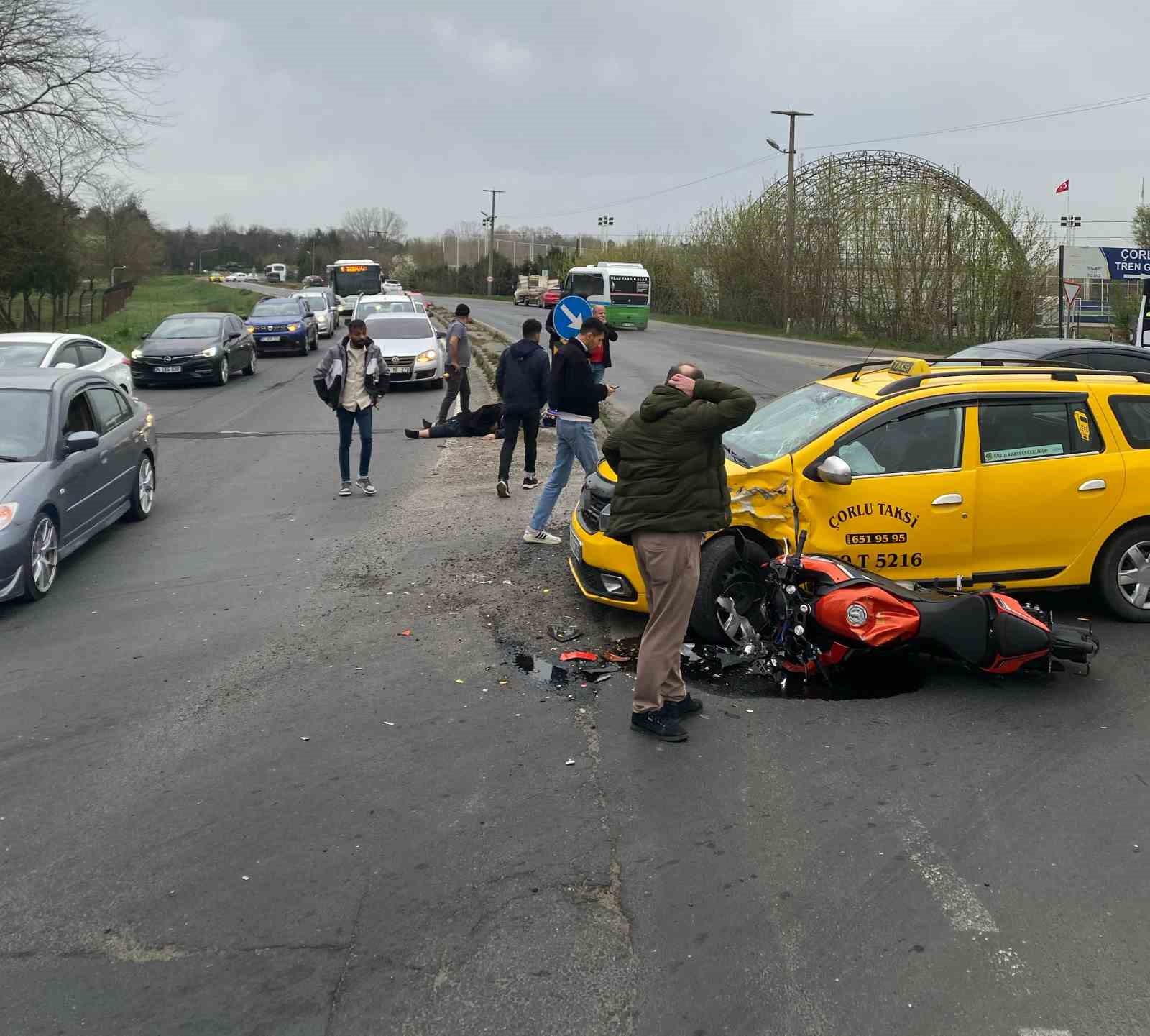 Taksiyle çarpışan motosikletin sürücüsü ağır yaralandı