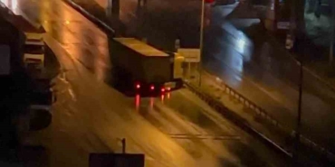 Yağış sebebiyle tır kaydı, trafik aksadı