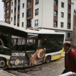 Özel halk otobüsü 10 metrelik istinat duvarından uçtu