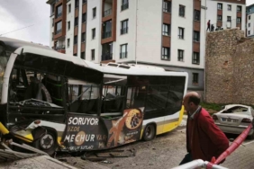 Özel halk otobüsü 10 metrelik istinat duvarından uçtu