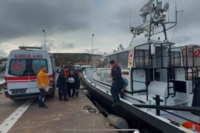 Bozcaada’da omzu çıkan yaşlı kadın Sahil Güvenlik ekiplerince tahliye edildi