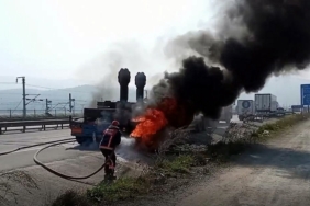 D-650’de iş makinesi taşıyan tır alevlere teslim oldu