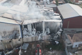 Boya ve sunta imalathanesinde yangın: 2 saate söndürüldü