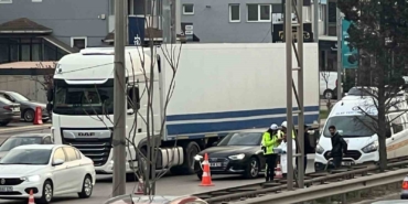 D-100’de tırın altında kalan motosiklet sürücüsü hayatını kaybetti