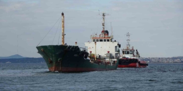 Çanakkale Boğazı’nda karaya oturan tanker kurtarıldı