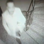 Zeytinburnu’nda komşu terörü: Güvenlik kamerasını kırıp, kapısına zarar verdi