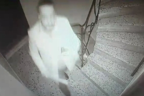 Zeytinburnu’nda komşu terörü: Güvenlik kamerasını kırıp, kapısına zarar verdi