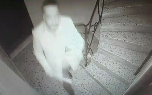 Zeytinburnu’nda komşu terörü: Güvenlik kamerasını kırıp, kapısına zarar verdi