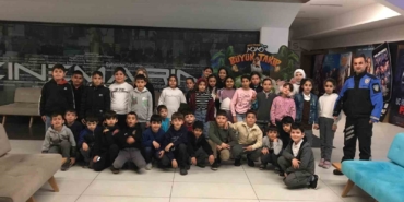 Çorlu polisinden öğrencilere sinema sürprizi