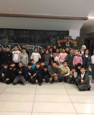 Çorlu polisinden öğrencilere sinema sürprizi