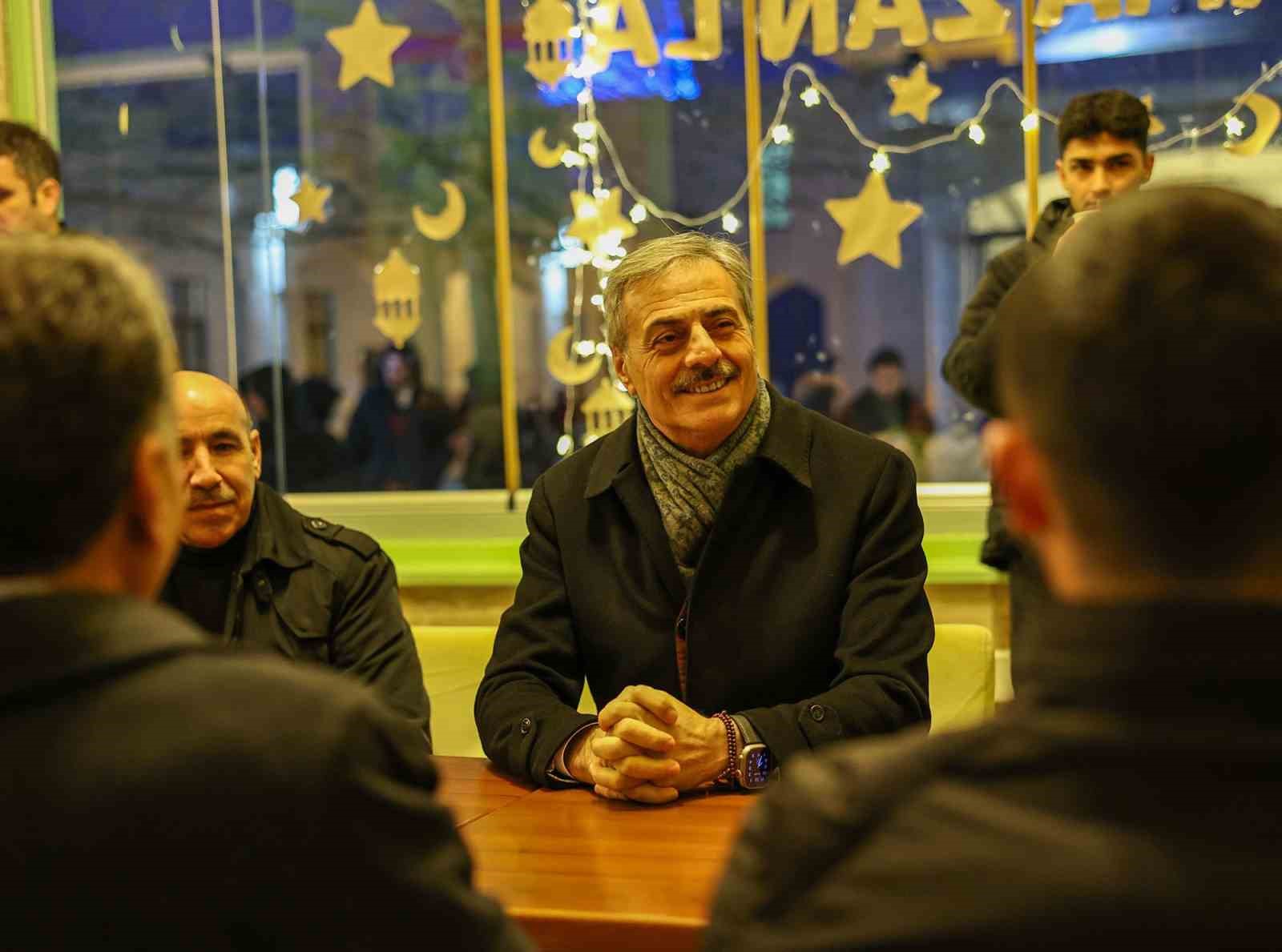 Başkan Alemdar, iftarını gençlerle birlikte açtı: "Her zaman yanınızdayız"